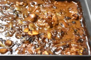 Hakkebøffer i ovn med brun sovs og champignon