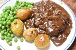 Hakkebøffer i ovn med brun sovs og champignon