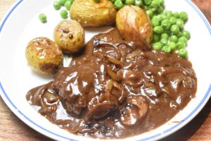 Hakkebøffer i ovn med brun sovs og champignon
