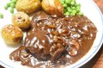 Hakkebøffer i ovn med brun sovs og champignon