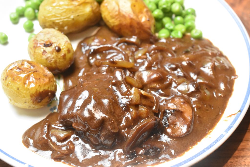 Hakkebøffer i ovn med brun sovs og champignon