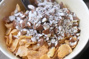 DSC_0148 • nogetiovnen.dk Rocky road med hvid chokolade og corn flakes