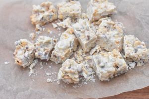 Rocky road med hvid chokolade og corn flakes