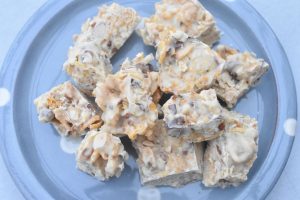 DSC_0166 • nogetiovnen.dk Rocky road med hvid chokolade og corn flakes