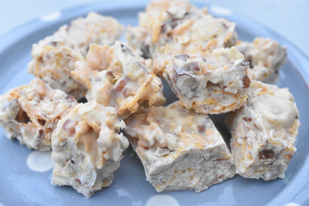 DSC_0168 • nogetiovnen.dk Rocky road med hvid chokolade og corn flakes