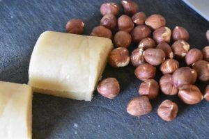 Julemuffins med marcipan, kanel og nødder 