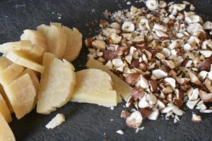 Julemuffins med marcipan, kanel og nødder 