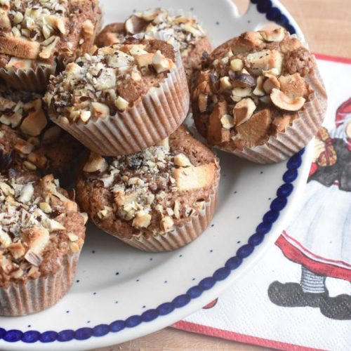 Julemuffins med marcipan, kanel og nødder