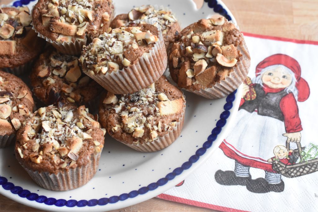 Julemuffins med marcipan, kanel og nødder
