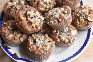 Julemuffins med marcipan, kanel og nødder 