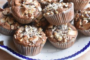 Julemuffins med marcipan, kanel og nødder 