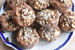 Julemuffins med marcipan, kanel og nødder 