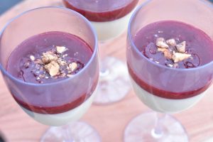 Jule panna cotta med vanilje & kirsebær gele