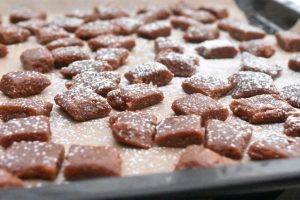 Julekarameller med kondenseret mælk - opskrift 