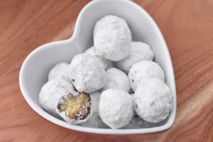 Snebolde med marcipan og chokolade - opskrift 