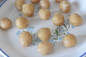 Marcipankonfekt med Bailey & hvid chokolade