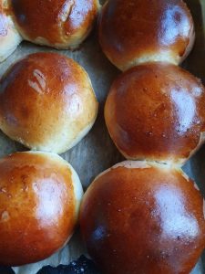 20220115_154358 • nogetiovnen.dk Teboller - opskrift på luftige kardemommeboller