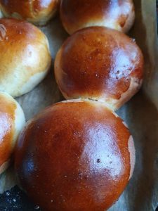 20220115_154419 • nogetiovnen.dk Teboller - opskrift på luftige kardemommeboller