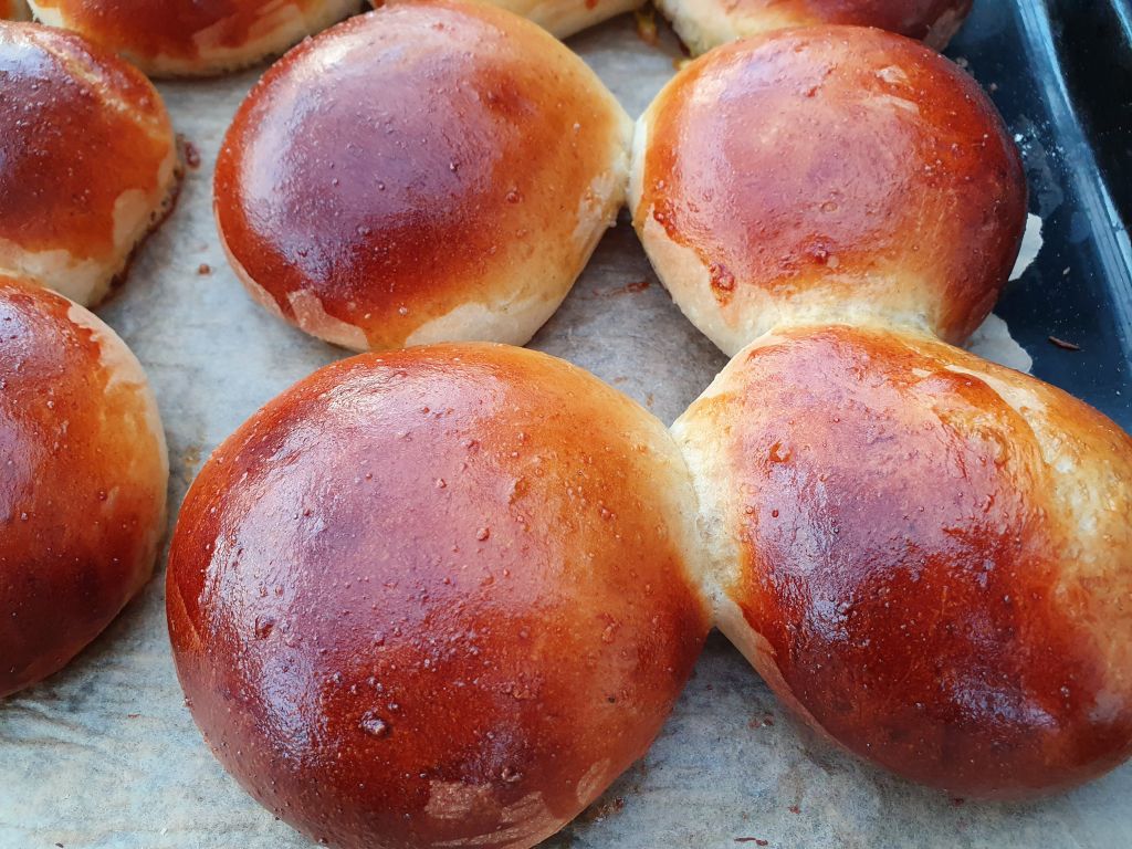 20220115_154540 • nogetiovnen.dk Teboller - opskrift på luftige kardemommeboller