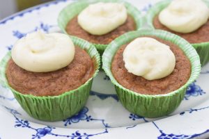 Gulerodsmuffins med frosting - nem opskrift