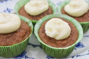 Gulerodsmuffins med frosting - nem opskrift