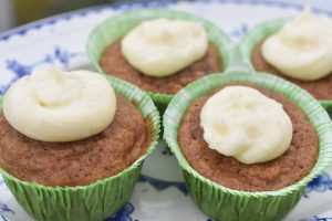 Gulerodsmuffins med frosting - nem opskrift