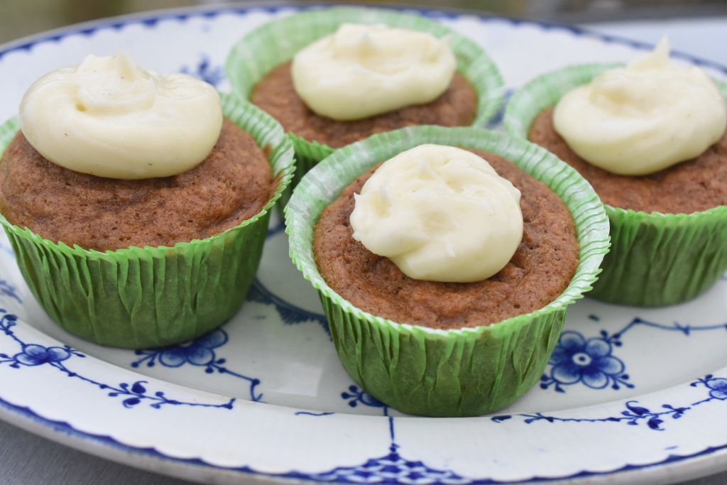 Gulerodsmuffins med frosting - nem opskrift