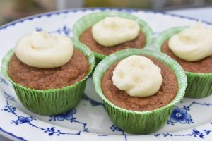 Gulerodsmuffins med frosting - nem opskrift