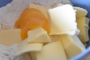 Makron blåbærsnitter med marcipan - nemme