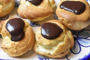 Fastelavnsbolle vandbakkelser med fyld