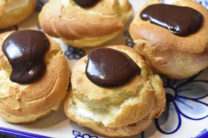 Fastelavnsbolle vandbakkelser med fyld