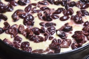 Kirsebærkage med crumble - nem bærtærte