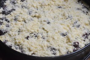 Kirsebærkage med crumble - nem bærtærte