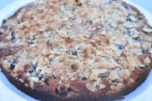 Kirsebærkage med crumble - nem bærtærte