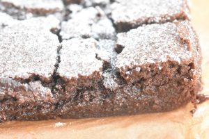 Kladdkaka - svampet svensk chokoladekage