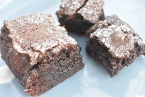 Kladdkaka - svampet svensk chokoladekage