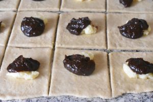Gammeldags fastelavnsboller med creme & svesker