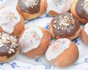 Gammeldags fastelavnsboller med creme & svesker