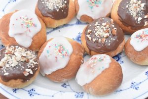 DSC_1270 • nogetiovnen.dk Gammeldags fastelavnsboller med creme & svesker