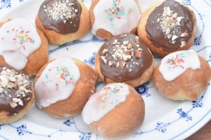 Gammeldags fastelavnsboller med creme & svesker