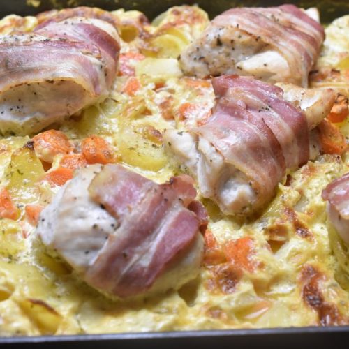 Kylling i fad med flødekartofler og bacon