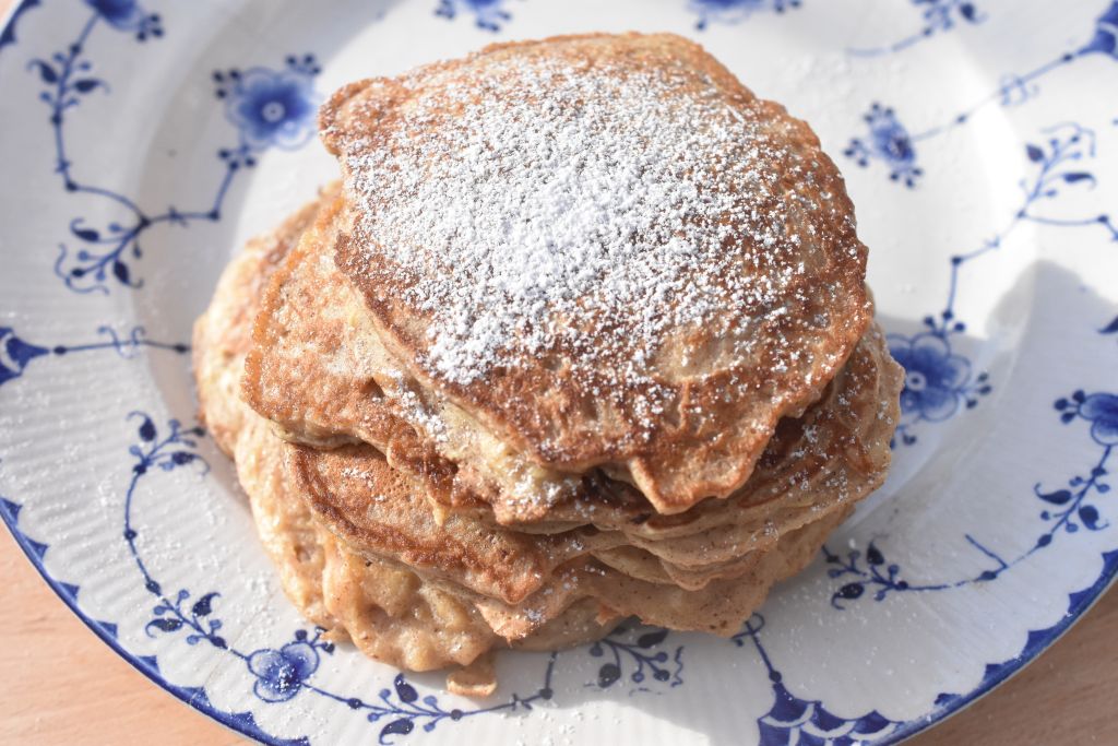 Æblepandekager opskrift - pandekager med æble