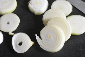 Løgringe med bacon - opskrift på løgringe i ovn