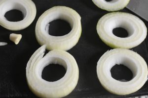 Løgringe med bacon - opskrift på løgringe i ovn