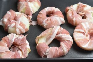 Løgringe med bacon - opskrift på løgringe i ovn