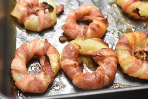 Løgringe med bacon - opskrift på løgringe i ovn