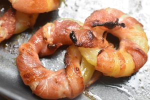 Løgringe med bacon - opskrift på løgringe i ovn