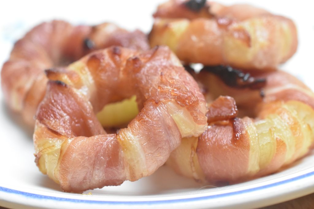 Løgringe med bacon - opskrift på løgringe i ovn