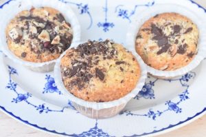 Kokosmuffins med chokolade & nødder - opskrift