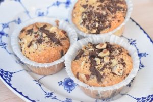 Kokosmuffins med chokolade & nødder - opskrift